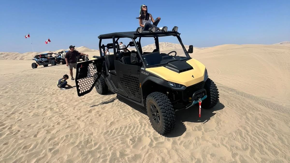 UTV de cuatro plazas con jaula antivuelco en las dunas de Huacachina
